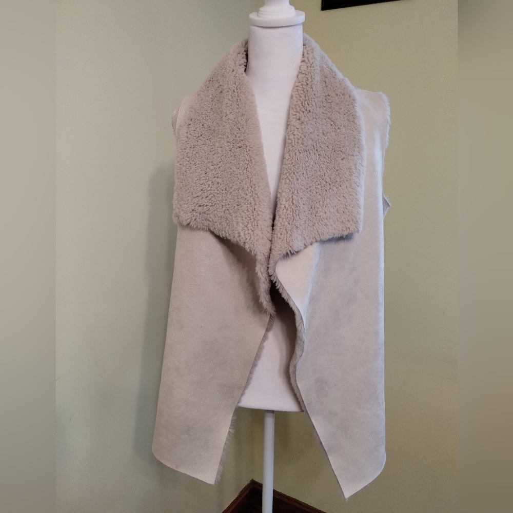 Romeo+Juliet Culture Open Front Faux Fur Sweater Vest Size S Cream